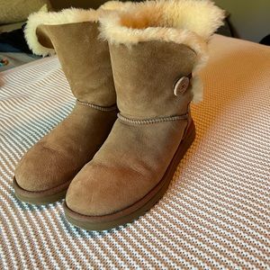 UGG Bailey Button II